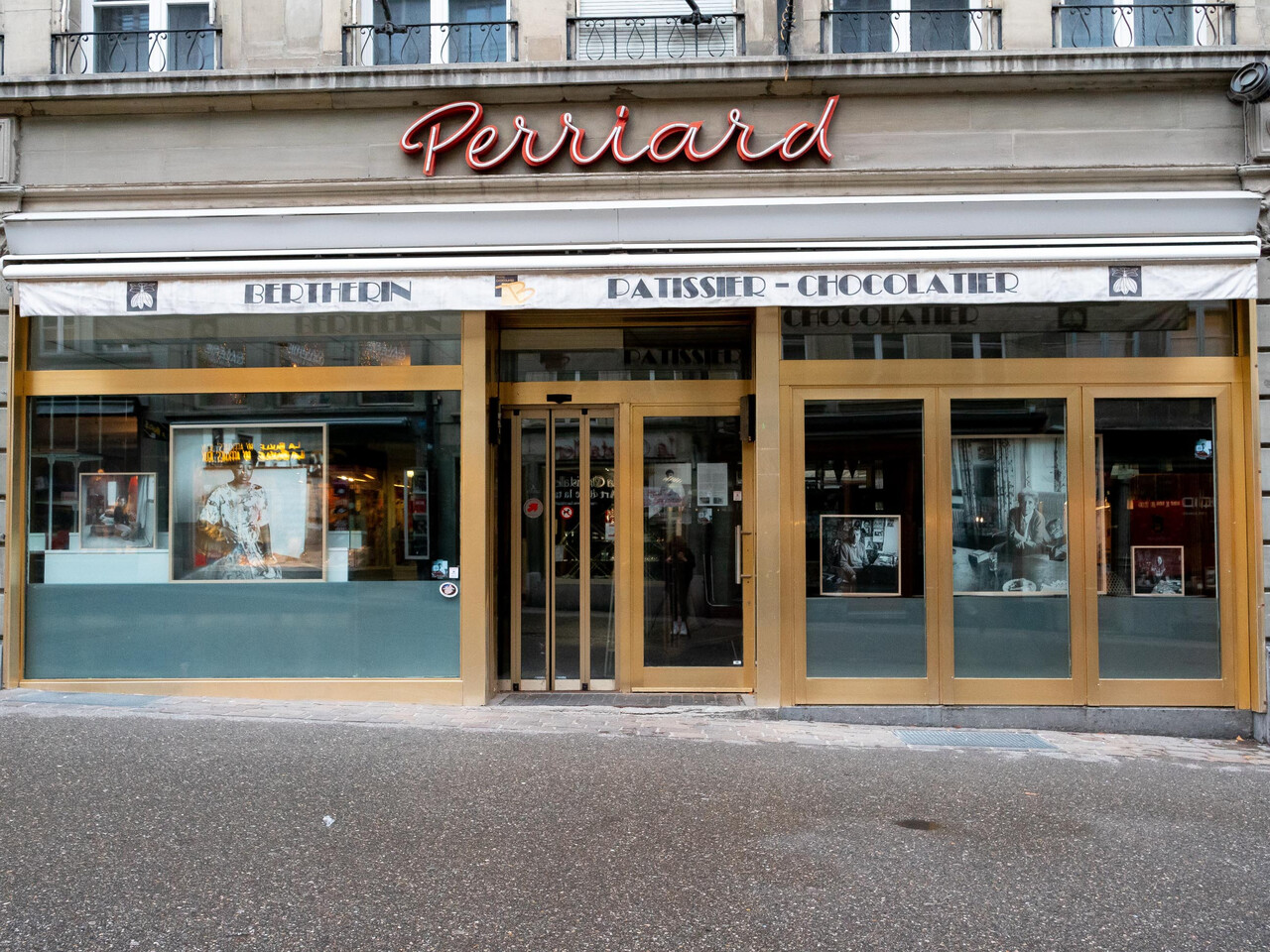 je te regarde et tu dis - Rue de Lausanne image